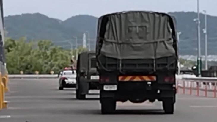 🚨白バイ　パトカー　自衛隊車両の車列🚨