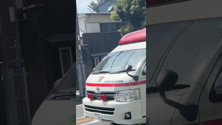 緊急走行する湘南徳洲会病院所有ハイメディック救急車