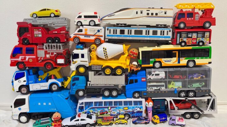 はたらくくるまのおもちゃがいっぱい出てくるよ。救急車や消防車達が坂道で緊急走行するよ♪
