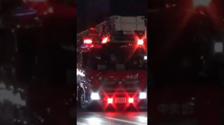 【緊急走行】中央18、緊急走行！【神戸市消防局】#shorts  #ショート #消防署 #消防車 #fire #firefighter #サイレン#救急車 #救急 #はしご車