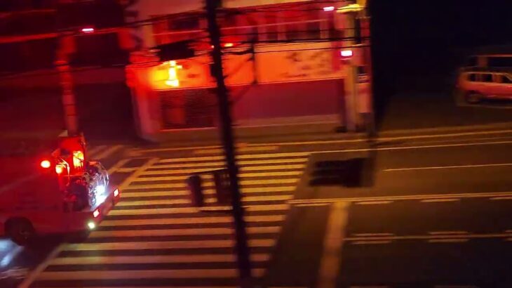 消防車2台　緊急走行