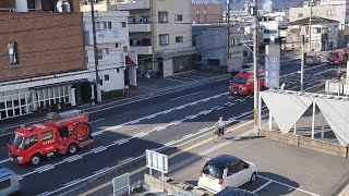 消防車3台　救急車　緊急走行