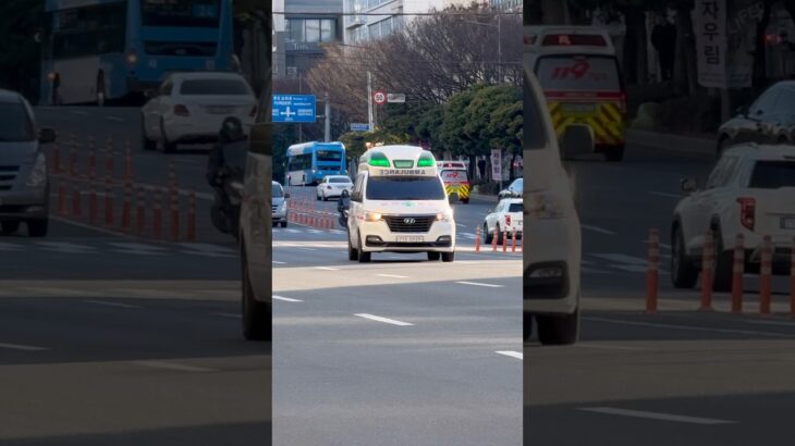 緊急出動中の韓国|釜山の民間企業の救急車(Sungwoo社の旧型救急車)wail+wail#救急車 #緊急出動 #緊急車両 #緊急走行 #韓国 #釜山 #119 #ambulance #구급차