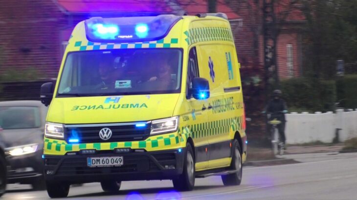 region hovedstaden (AMBULANCE A84) i udrykning rettungswagen auf Einsatzfahrt 緊急走行 救急車