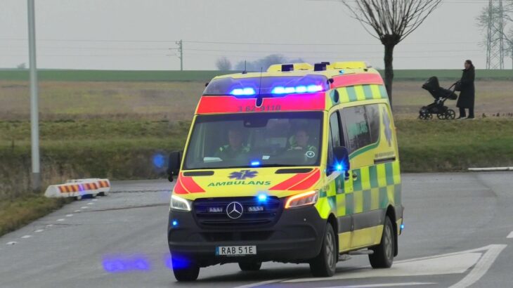 region skåne TRELLEBORG (AMBULANS 9110) i utryckning rettungswagen auf Einsatzfahrt 緊急走行 救急車
