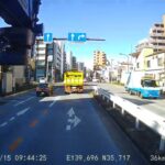 対向車線で　救急車が緊急走行で　サイレンと赤色灯をつけて　左折しようとしているのに　道をゆずらないで　直進した　女性ドライバー　