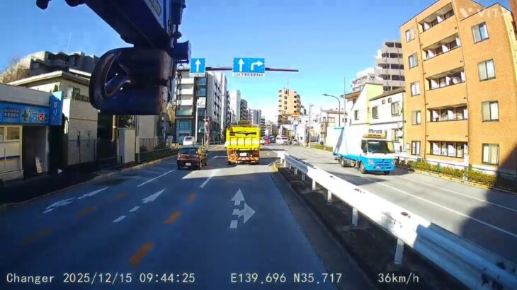 対向車線で　救急車が緊急走行で　サイレンと赤色灯をつけて　左折しようとしているのに　道をゆずらないで　直進した　女性ドライバー　