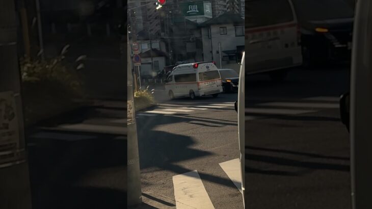 交差点を右折するアクティビーコン搭載ハイメディック救急車【善行救急隊・藤沢市消防局】