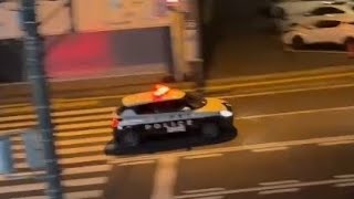 パトカー　緊急走行