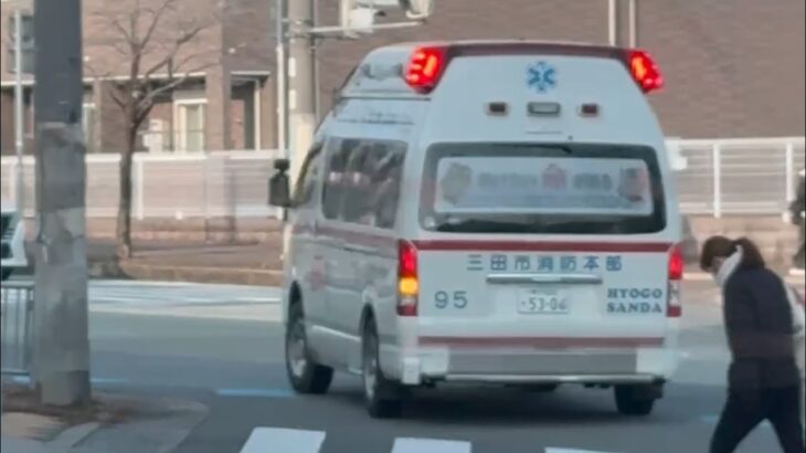 🚨交差点を緊急走行🚨響き渡るサイレン🚨救急車🚨緊急走行🚨赤色灯🚨