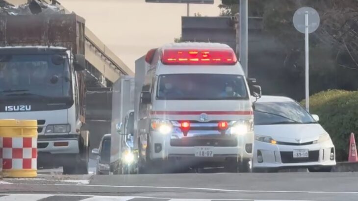🚨なかなか進めない🚨赤信号の交差点を緊急走行🚨救急車🚨響き渡るサイレン🚨　#救急車