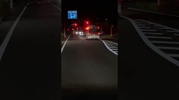 緊急走行するハイメディック救急車【六会救急隊・藤沢市消防局】