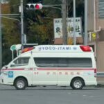 🚨赤信号の交差点を緊急走行🚨救急車🚨響き渡るサイレン🚨伊丹市消防局🚨