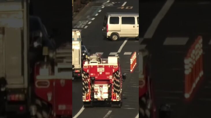 非常識！緊急走行する消防車にくっついて走る乗用車。