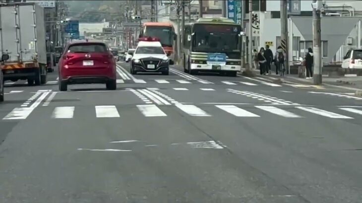 パトカー　緊急走行