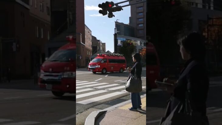 【緊急走行】金沢駅の前を金沢消防の指揮車が緊急走行