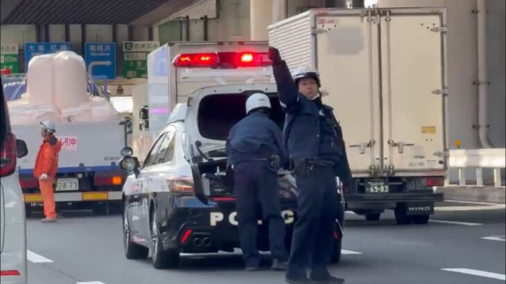 🚨故障したトラックの対応をするパトカー🚨警察官🚨レッカー車🚨