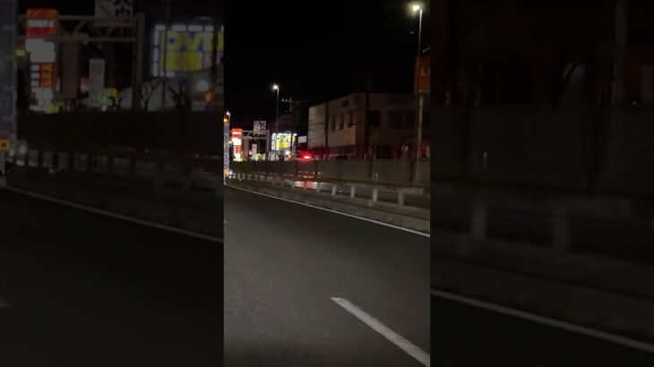 国道129号線を緊急走行するパラメディック救急車