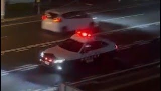 パトカー2台　緊急走行