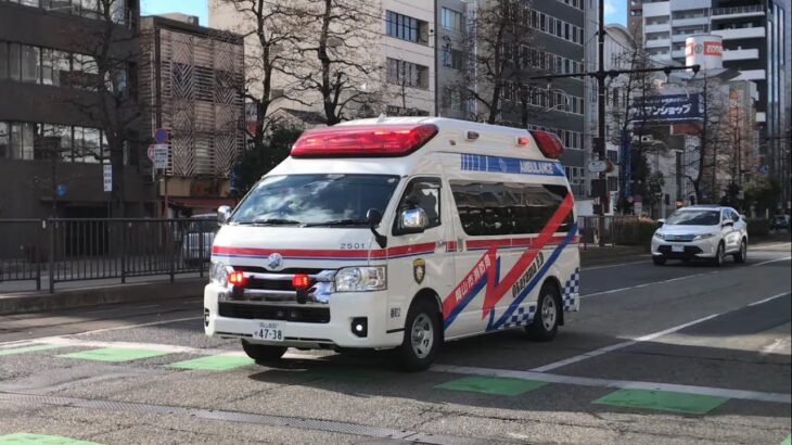 【緊急走行】柳川の交差点を右折する救急車。岡山市消防局   番町A2