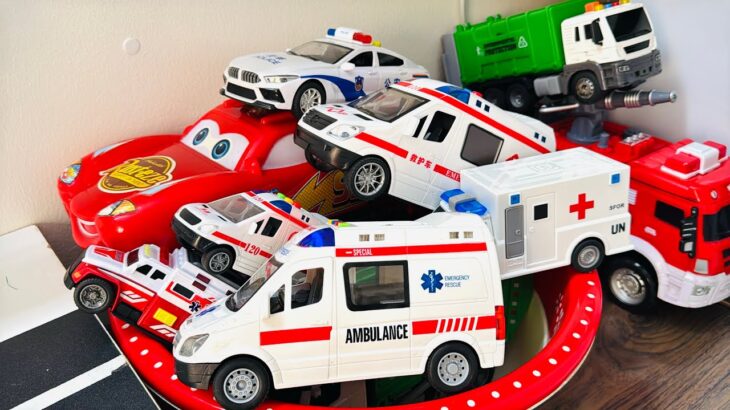 救急車のミニカー走る！緊急走行。坂道走行テストします☆ Ambulance minicar runs on the slope in an emergency with sirens on!