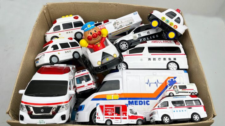 いろいろな救急車ミニカーが木の坂道を緊急走行！止まらずに走る☆ |Ambulance toy cars emergency driving on wooden slopes! Running fast