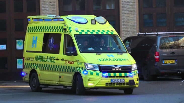 FALCK GENTOFTE AMBULANCE (A48) i udrykning rettungswagen auf Einsatzfahrt 緊急走行 救急車