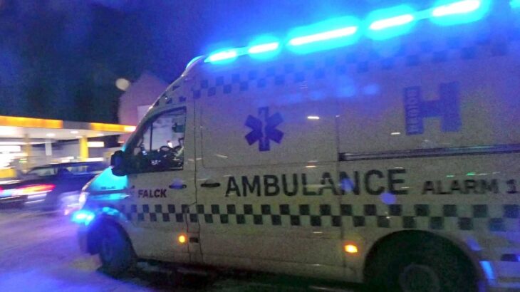 FALCK GENTOFTE AMBULANCE (A48) i udrykning rettungswagen auf Einsatzfahrt 緊急走行 救急車