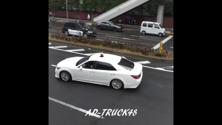 クラウン、マークXの覆面パトカーが、Uターンした違反車を緊急走行で追う