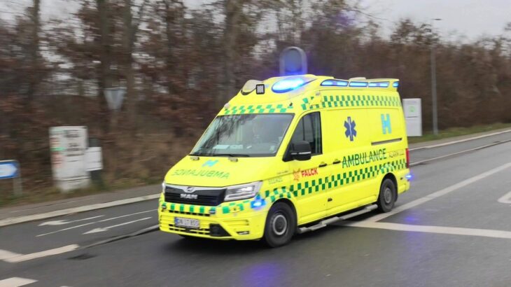 falck STENLØSE (AMBULANCE A21) i udrykning rettungsdienst auf Einsatzfahrt 緊急走行 救急車