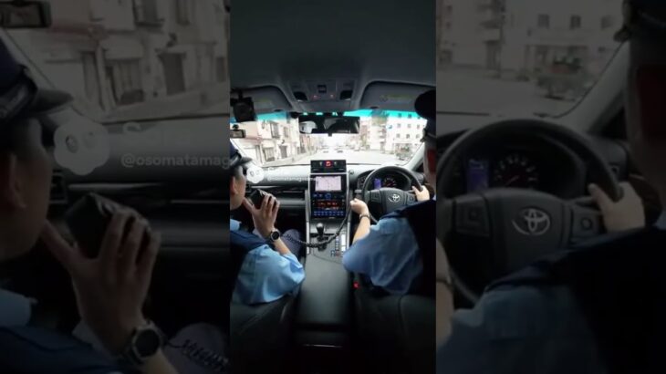 三🚓＜左に寄せてください