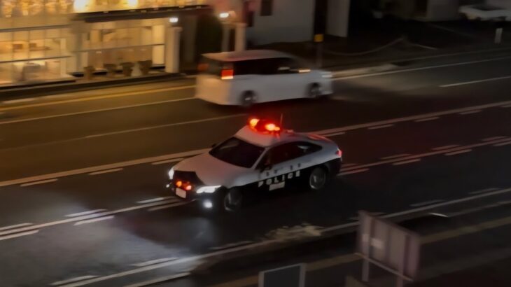 パトカー　緊急走行