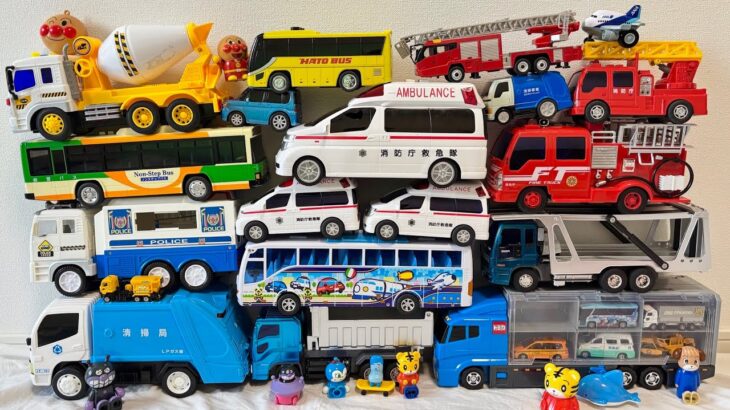 はたらくくるまのおもちゃがいっぱい出てくるよ。救急車や消防車達がサイレンを鳴らしながら坂道を緊急走行するよ♪