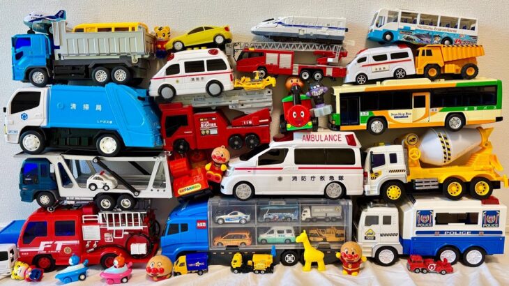 はたらくくるまのおもちゃがいっぱい出てくるよ。救急車や消防車達がサイレンを鳴らしながら緊急走行するよ♪