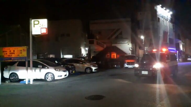 沖縄市1番街　同事件現場臨場するパトカー２台緊急走行　現着