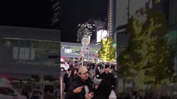 渋谷スクランブル交差点に救急車が緊急走行! 260210