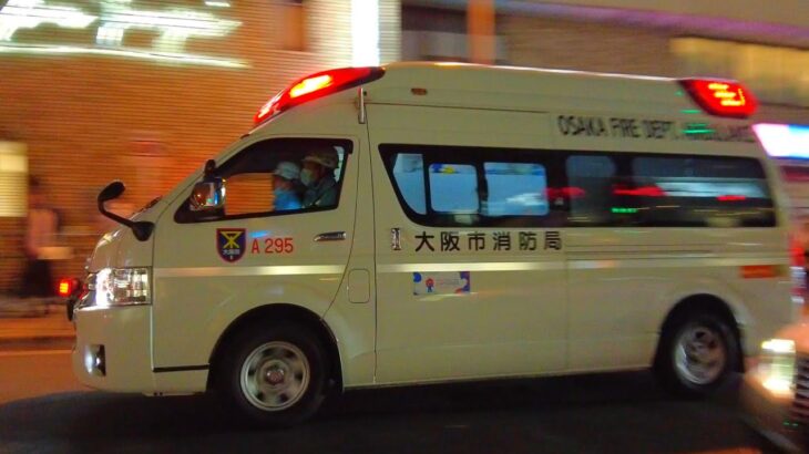 夜の阪急梅田を緊急走行する救急車295（大阪市消防局）