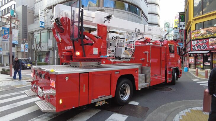 新宿駅前に大規模【緊急出動】はしご車3台 消防救急警察 約20台集結 Large Scale Fire Response in Shinjuku 20 Fire & Rescue Vehicles