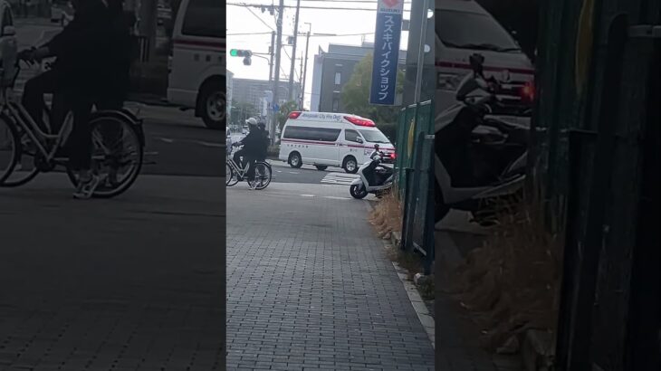 産業道路南町4丁目交差点救急車緊急走行左折しました。
