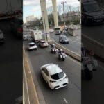 警視庁第4方面交通機動隊白バイ緊急走行(CB1300P)、一台はFJRパトラン