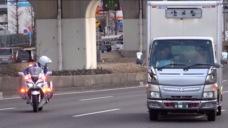 【白バイの躍動感】前を走っていた隣車線のトラックが止まってるのに強行突破したトラックがFJRの白バイに検挙される瞬間!!