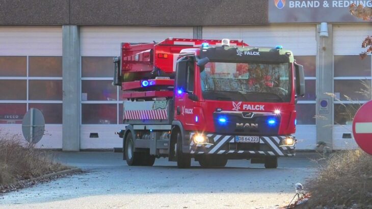 falck FARUM (TAVLEVOGN 8663) HUL I VEJEN vejhjælp i udrykning Feuerwehr auf Einsatzfahrt 緊急走行 消防車