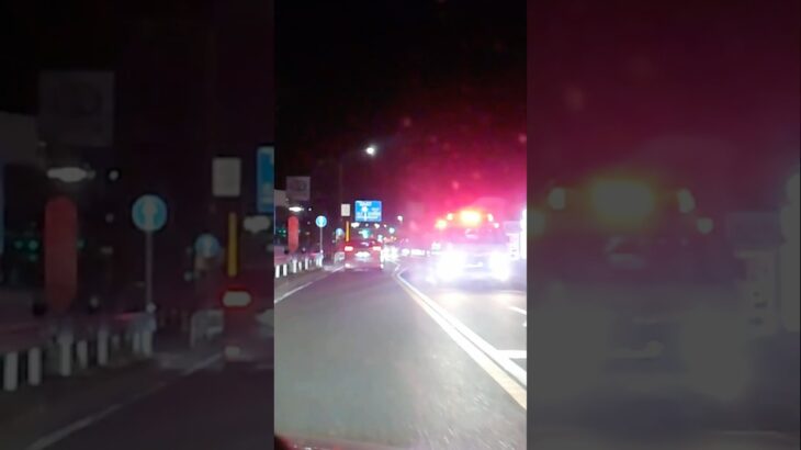 対向車線を緊急走行するハイメディック救急車【伊勢原市消防本部】