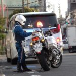 【これで捕まるのは運が悪い】赤信号に変わった交差点にアルファードが強引に突っ込むも…その先には白バイが待っていた！