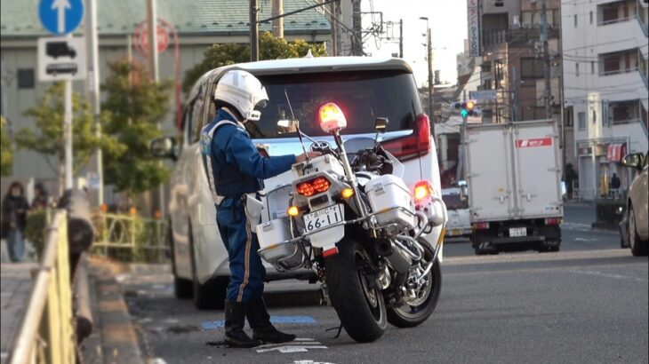 【これで捕まるのは運が悪い】赤信号に変わった交差点にアルファードが強引に突っ込むも…その先には白バイが待っていた！