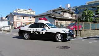 緊急走行で現着する福岡県警察博多署パトカー