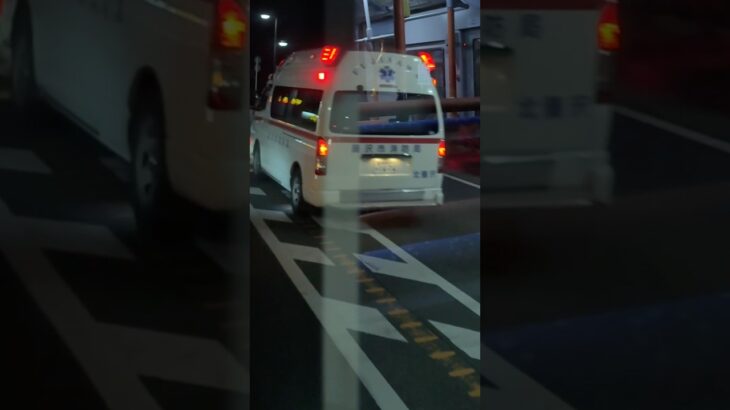 ハーモニックサイレンを鳴らし緊急走行するハイメディック救急車 神奈中バス車内より【北藤沢救急隊・藤沢市消防局】