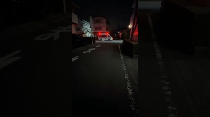 夜間に緊急走行するパラメディック救急車【大和市消防本部】