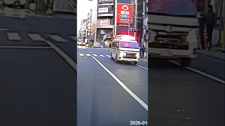 早朝に緊急走行するハイメディック救急車 東京消防庁