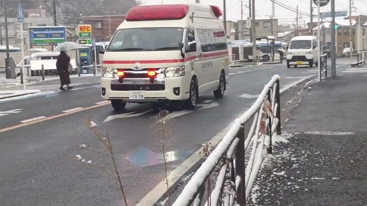 雪の中を緊急走行する救急車